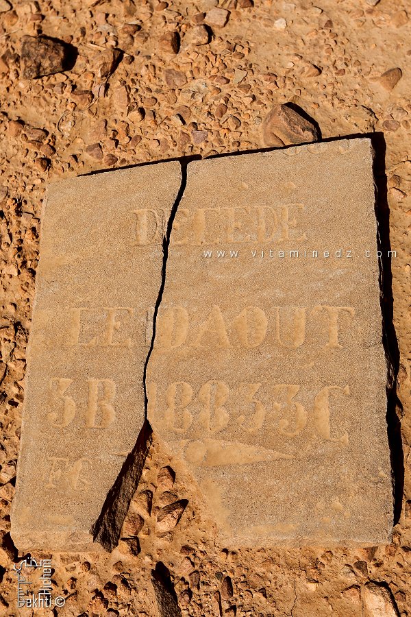 Pierre tombale  d'un ancien Cimetière d'un régiment d'Afrique de l'armée française au Djebel Aissa