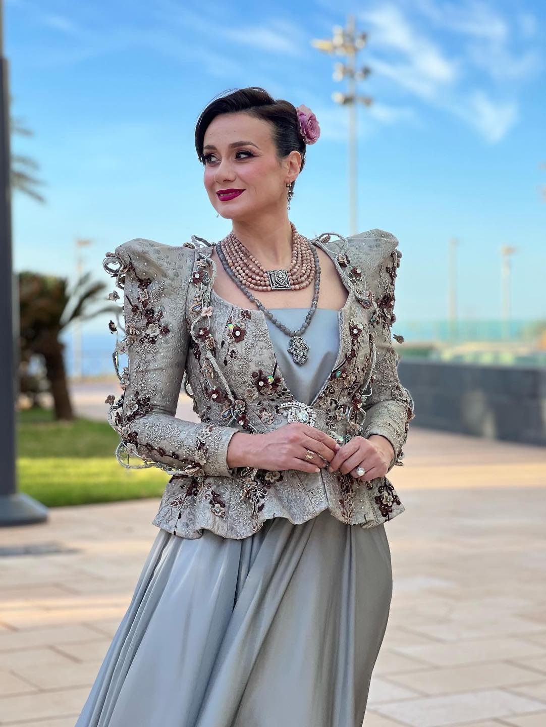 Lila Borsalii porte une veste inspirée du karakou algérien
