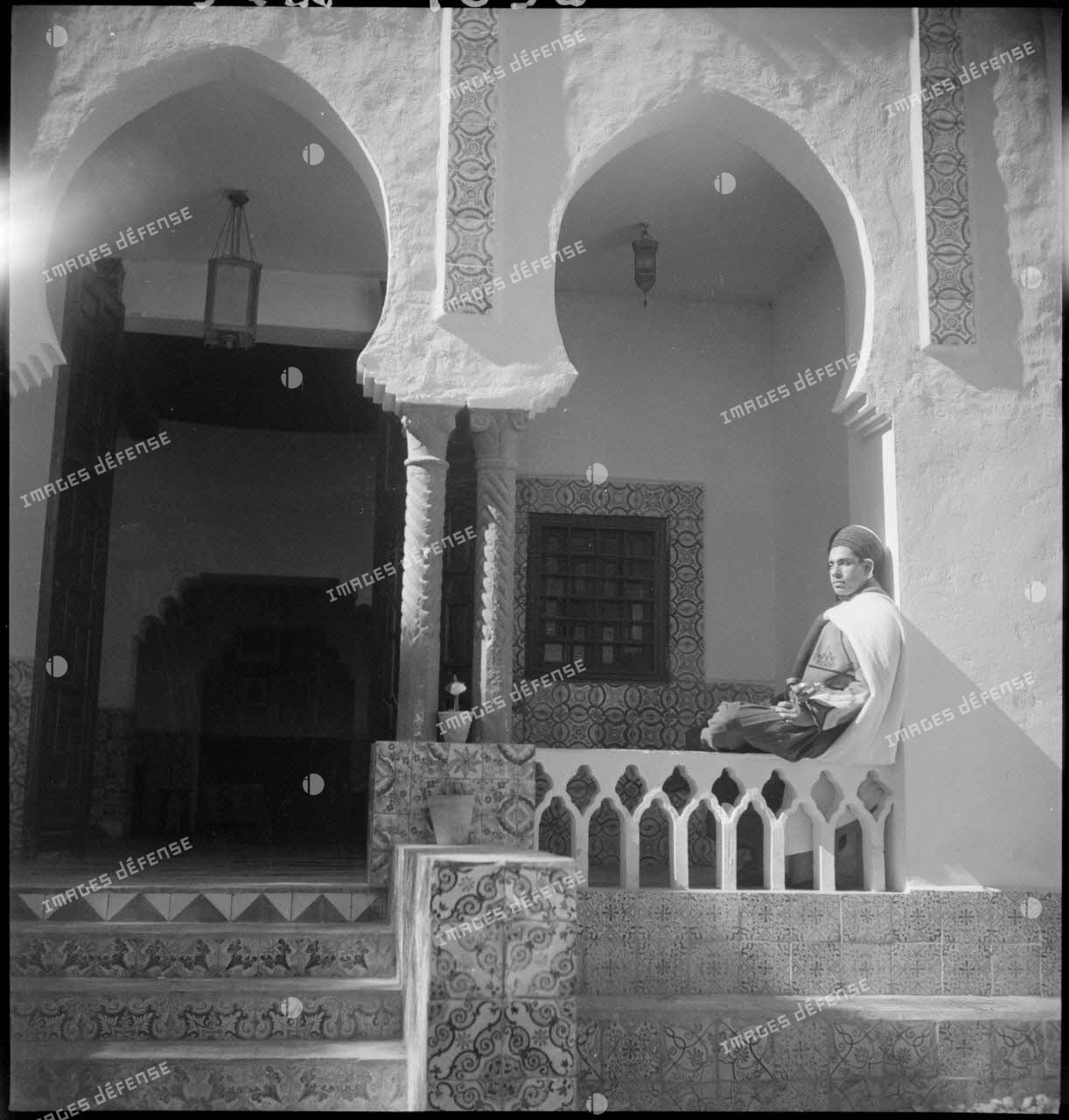 ALGER : Entrée du café maure de l'école militaire de cavalerie.