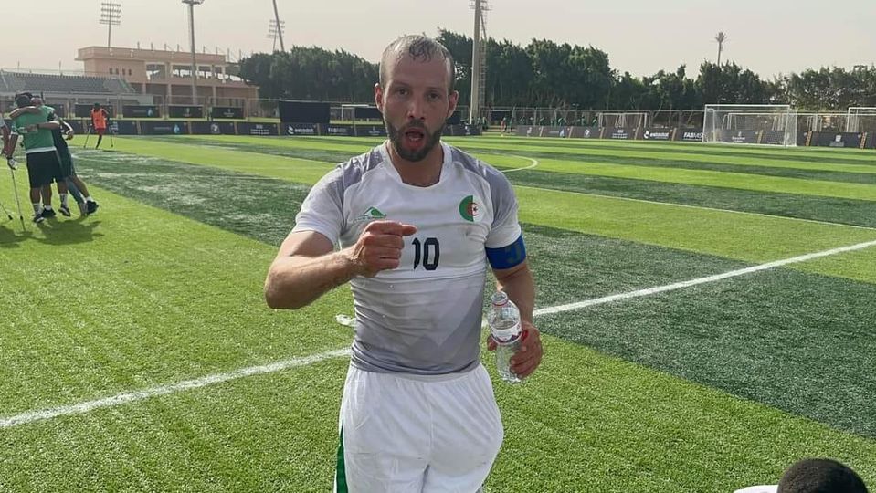 رسالة مؤثرة من قائد المنتخب لمبتوري الأرجل: