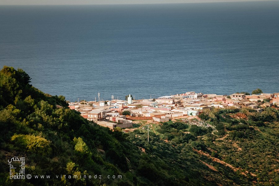 النزول إلى قرية وشاطئ رأس الأبيض