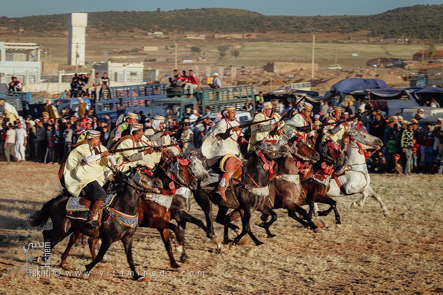 Le hennissement des chevaux et le crépitement de la poudre