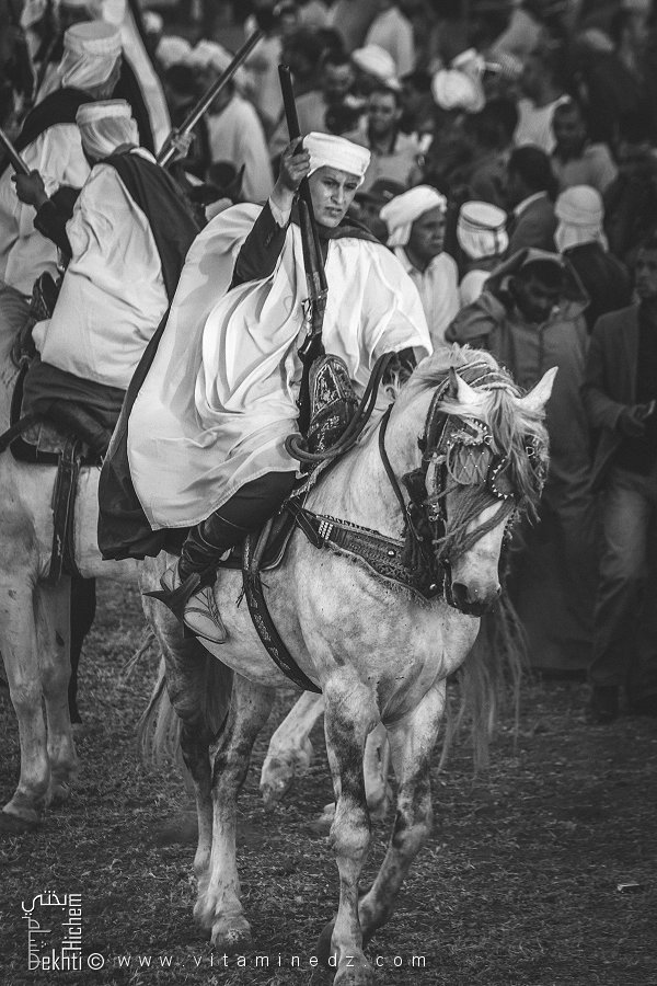 Un portrait d’un cavalier montrant la bravoure et la dignité nécessaires pour participer à la fantasia lors de la Waada de Tamesna.