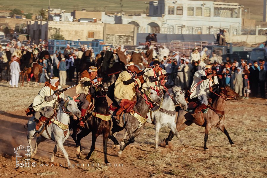 فرسان يحملون البنادق التقليدية - وعدة تامسنا (بلدية الحساسنة، ولاية سعيدة) ماي 2015