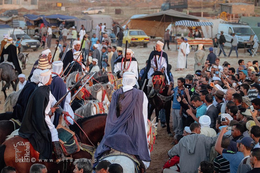 Le salut des cavaliers avant la fantasia à la Waada de Tamesna (Commune El Hassasna, Wilaya de Saida) Mai 2015