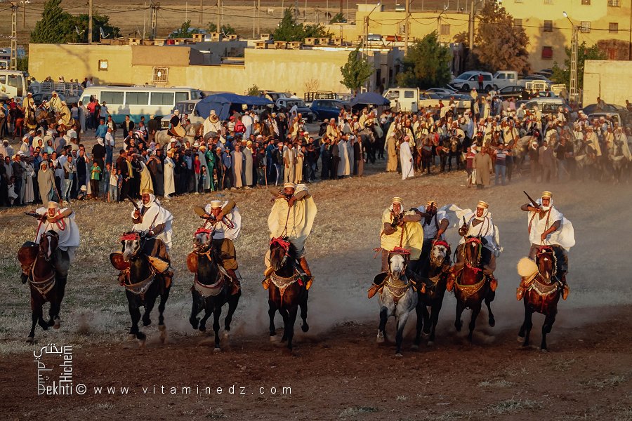 Le départ des cavaliers pour la fantasia à la Waada de Tamesna (Commune El Hassasna, Wilaya de Saida) Mai 2015