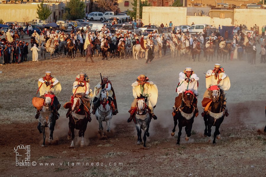 Le rassemblement des cavaliers pour la fantasia à la Waada de Tamesna (Commune El Hassasna, Wilaya de Saida) Mai 2015