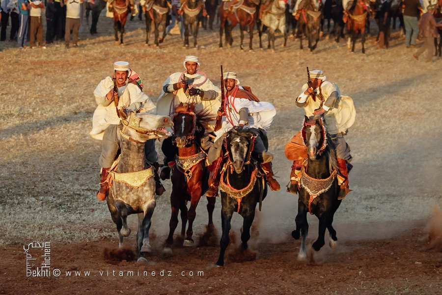 Cavaliers prêts à tirer lors de la Waada de Tamesna (Commune El Hassasna, Wilaya de Saida) Mai 2015