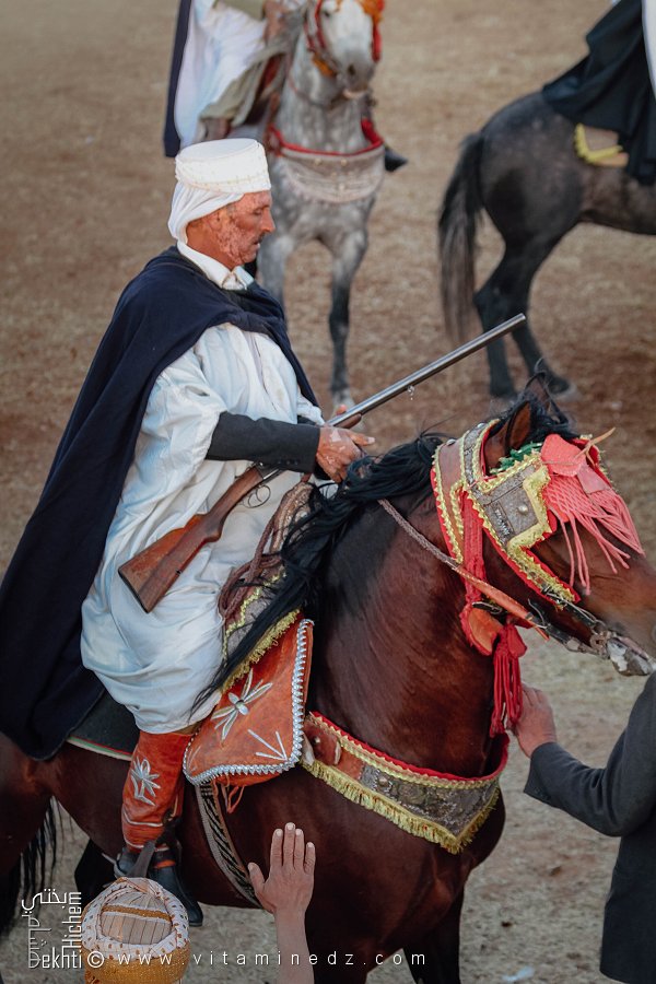 Un vieux cavalier menant les cavaliers à la Waada de Tamesna (Commune El Hassasna, Wilaya de Saida) Mai 2015