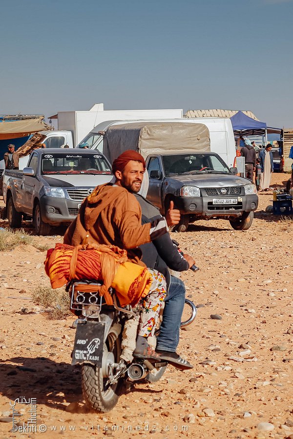 En route vers le marché : motos du désert