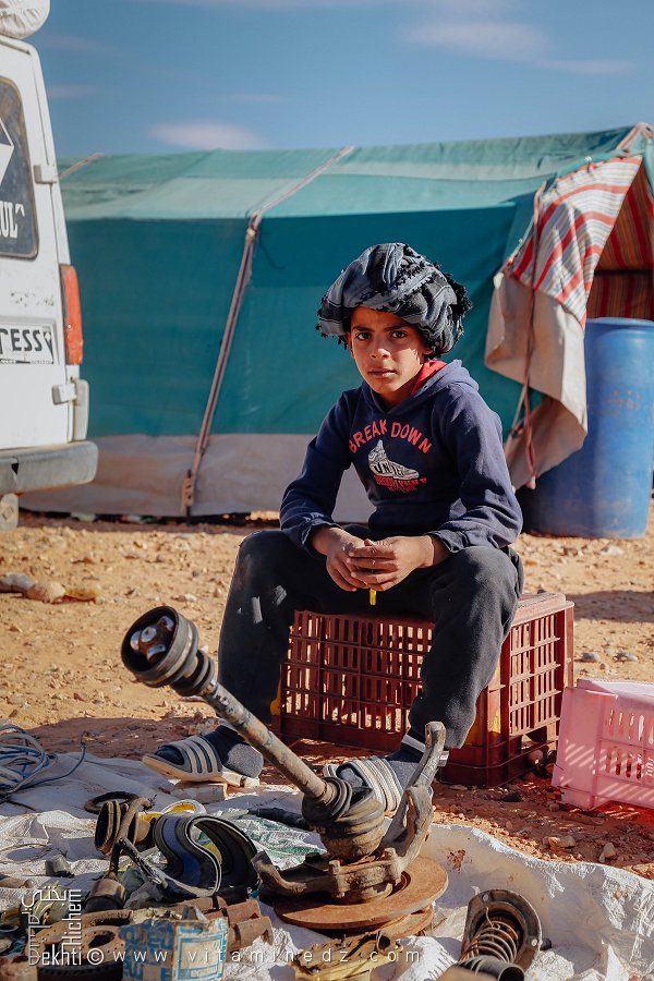 Jeune vendeur de pièces d'occasion : l'énergie du marché
