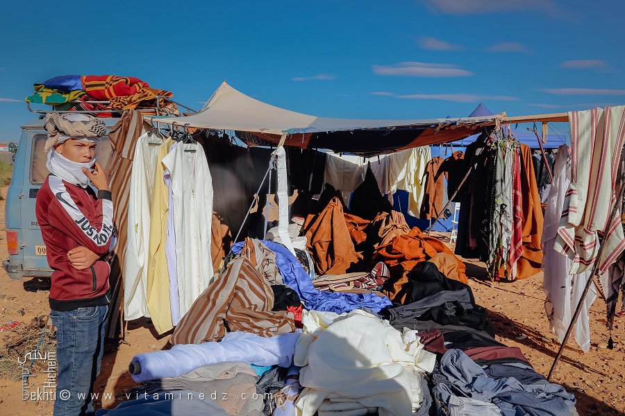 Jeune vendeur d'habits traditionnels : la fierté du désert