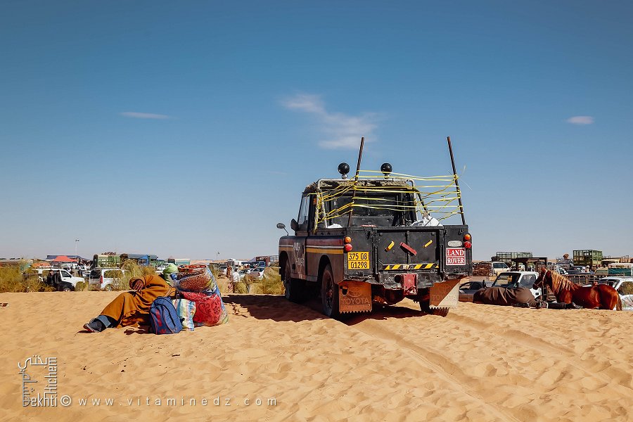 Homme et Land Rover : repos dans l’immensité du désert