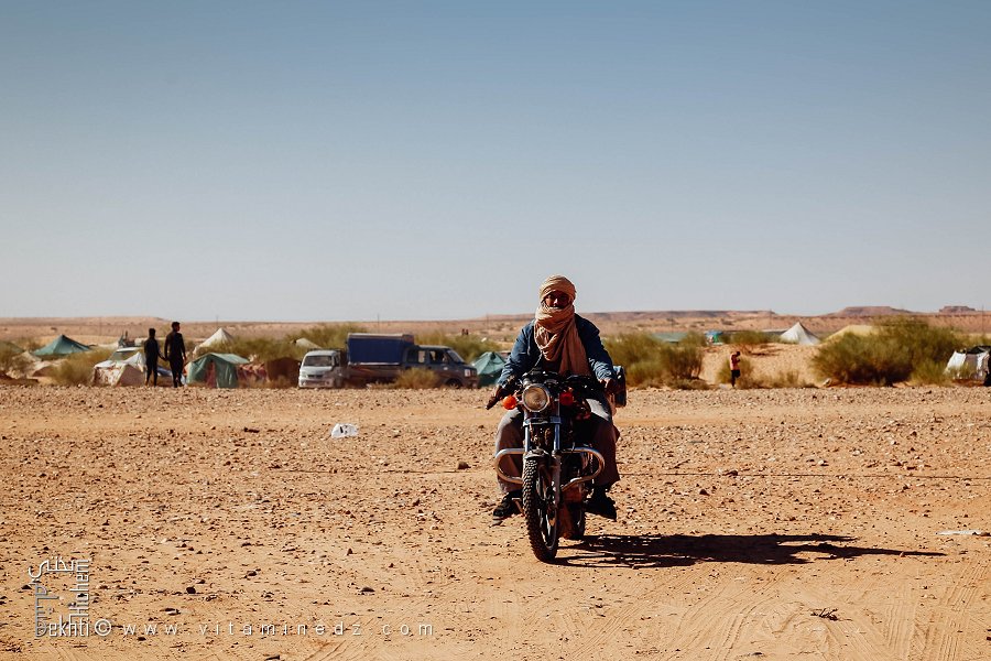Homme à moto, chèche au vent : l’esprit du désert en mouvement