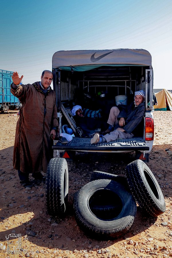 Vendeur de pneus : une marchandise précieuse au cœur du désert