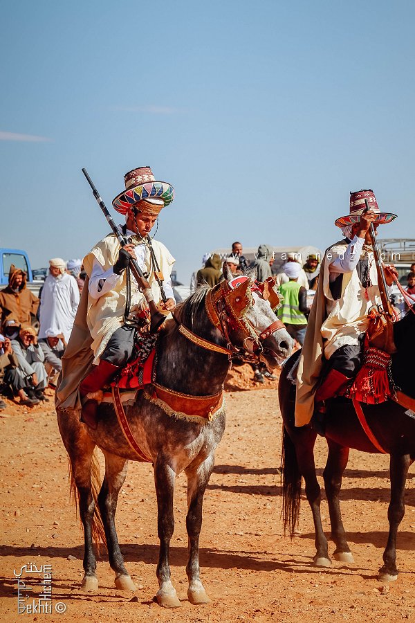 Deux cavaliers en habits traditionnels : l’élégance des guerriers du désert