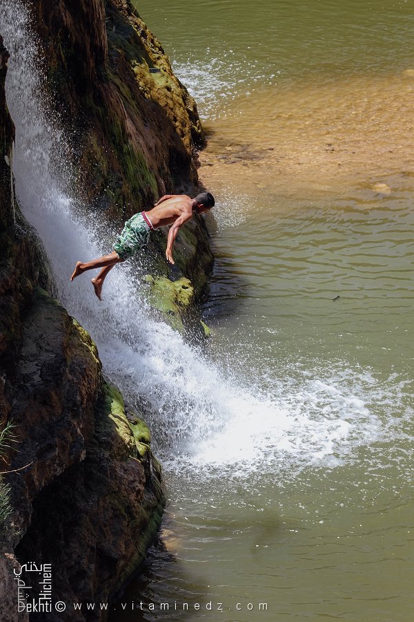 Un jeune homme plongeant du haut des cascades de Hounet, Commune de Hounet, Wilaya de Saïda