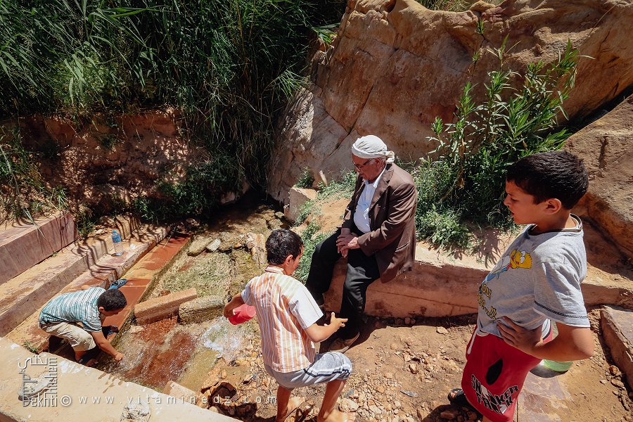 Enfants avec leur grand-père à une source d’eau, Commune de Hounet, Wilaya de Saïda