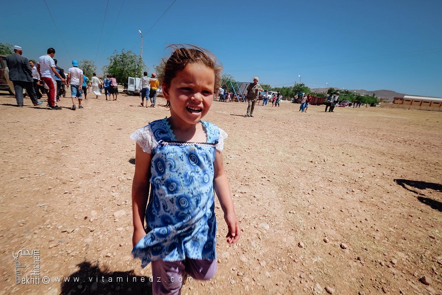 Petite fille se promenant seule dans la Waada, Commune de Hounet, Wilaya de Saïda, Waada de Hounet, Mai 2015