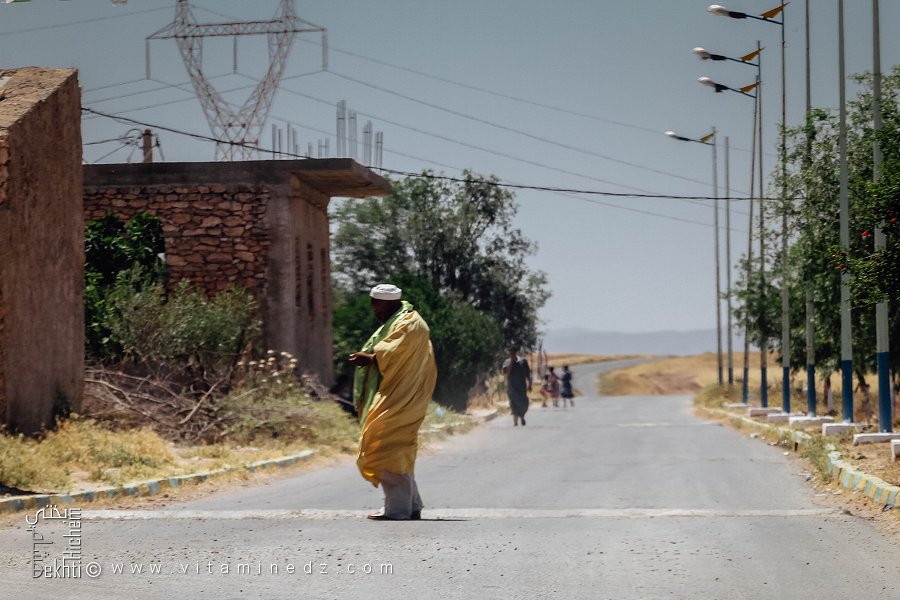 Un derviche errant dans les rues de Hounet, Waada de Hounet, Wilaya de Saïda, Mai 2015