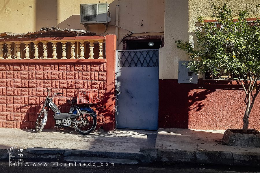 Une maison modeste et une moto ancienne à El Mostakbel, Hennaya (Tlemcen)