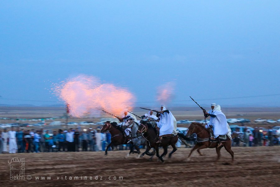Fantasia des chevaliers en blanc, fusils levés et goum au vent, Waada d'El Gor, Wilaya de Tlemcen, Octobre 2016