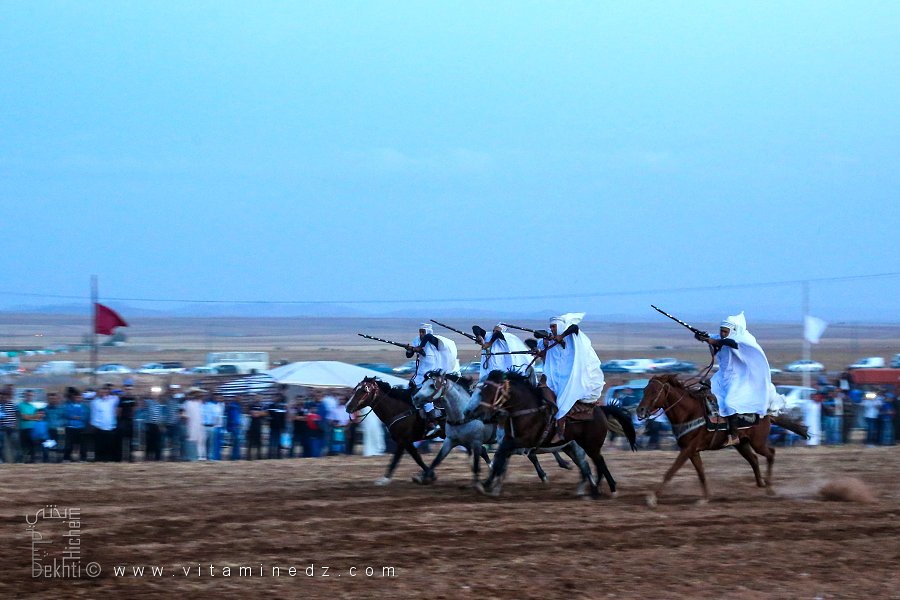 فانتازيا الفرسان باللباس الأبيض، بنادق مرفوعة و