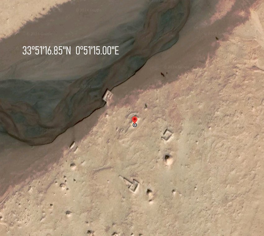 Bordj Khneg Azir ou Bordj Jnan Ezoubir, situé dans la commune de Rogassa dans la wilaya d'El Bayadh