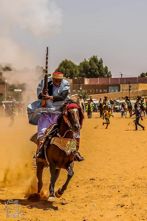 Un cavalier solitaire dans une envolée de fantasia