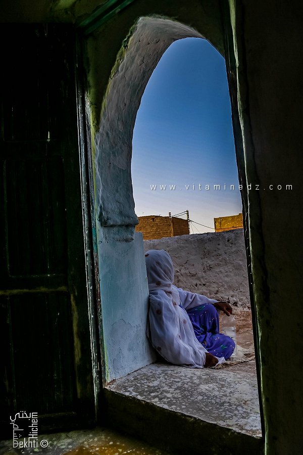 Une vieille grand-mère gardienne d'un mausolée