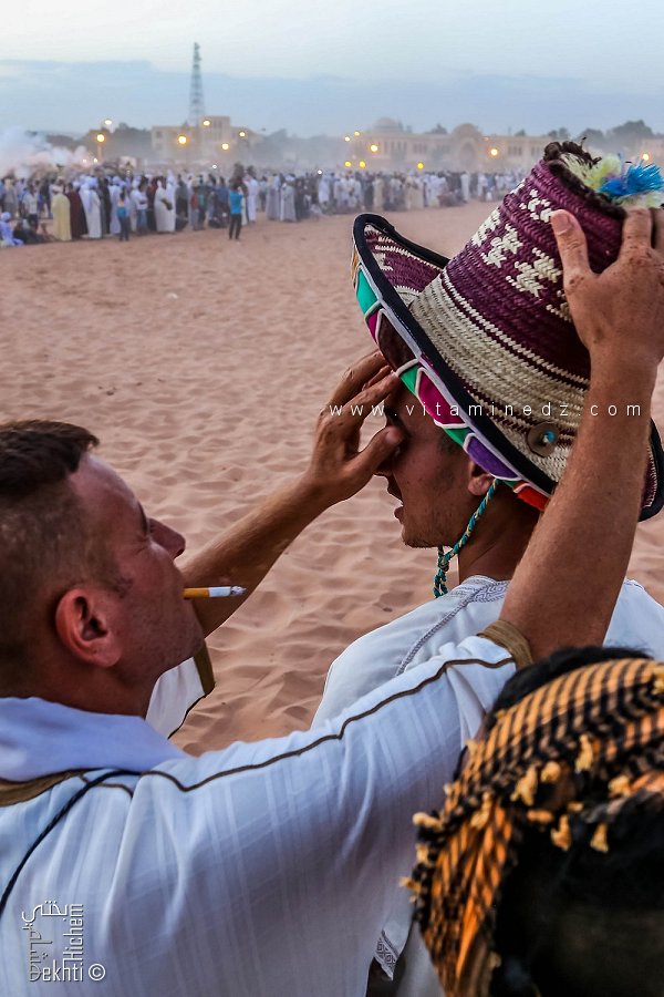 أخوان فارسان يستعدان بملابسهما التقليدية