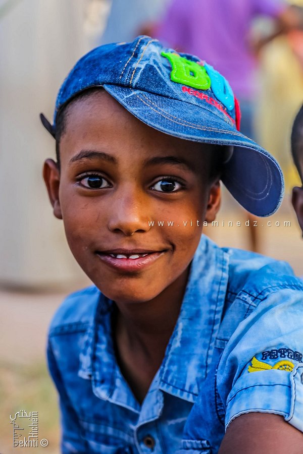 طفل صغير فوجئ بعدسة كاميرتي