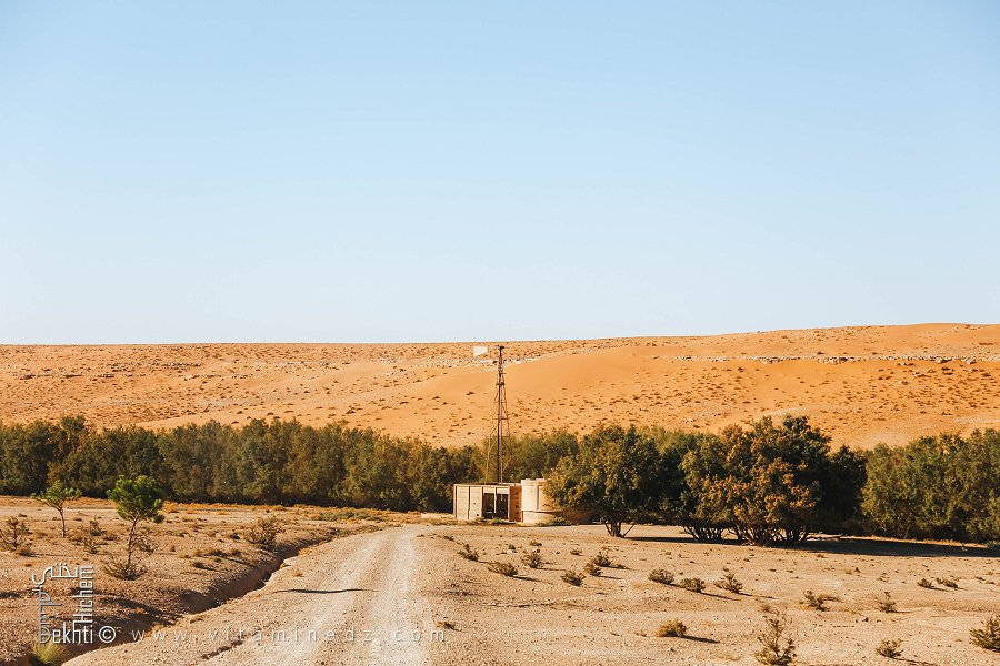 Un puits d'eau non loin de Bordj El May : Une source de vie au cœur du désert