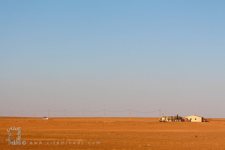 Piste de Maamora vers Chott Chergui : Un chemin guidé par les poteaux électriques