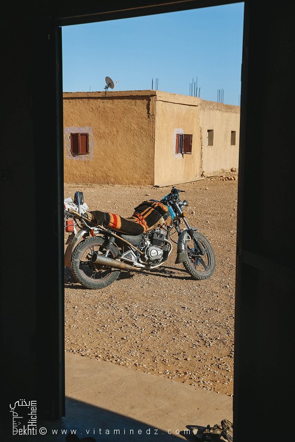 دراجة نارية لراعي جنوب معموَرة، ولاية سعيدة، بالقرب من شط الشرڨي