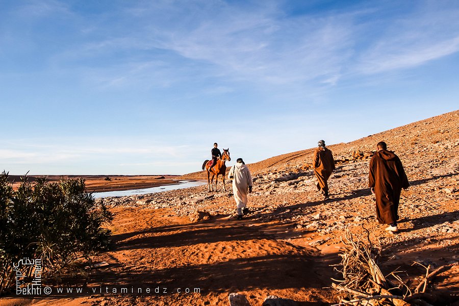 Un jeune garçon à cheval, gardien vigilant des lieux
