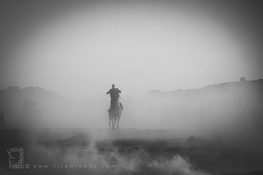L’ombre du nomade dans la poussière du désert - Fête du chameau (Tit, Tamanrasset, Décembre 2013)