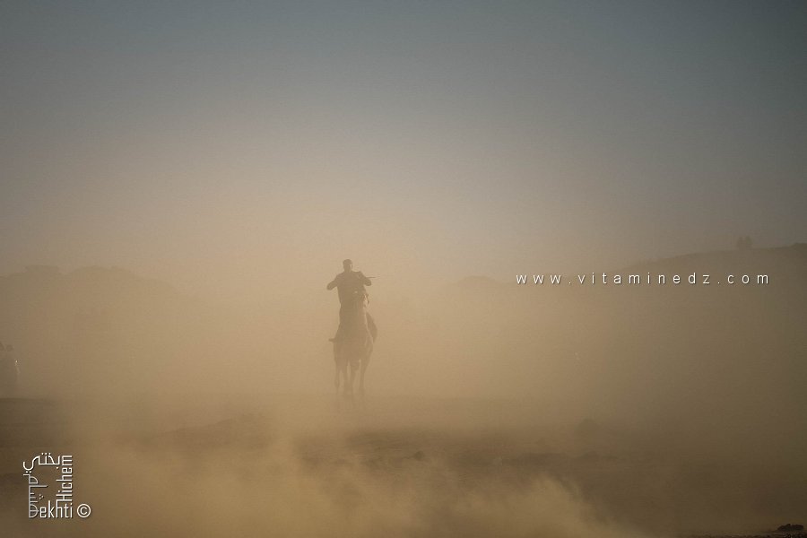 ظل البدوي في غبار الصحراء - احتفالية الجمل (تيوت، تمنراست، ديسمبر 2013)
