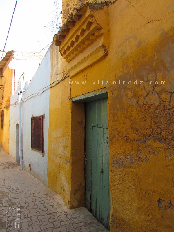 Maison très ancienne de l'époque zianide avec porte en bois et ornements (Derb Beni Djemla, Médina de Tlemcen)