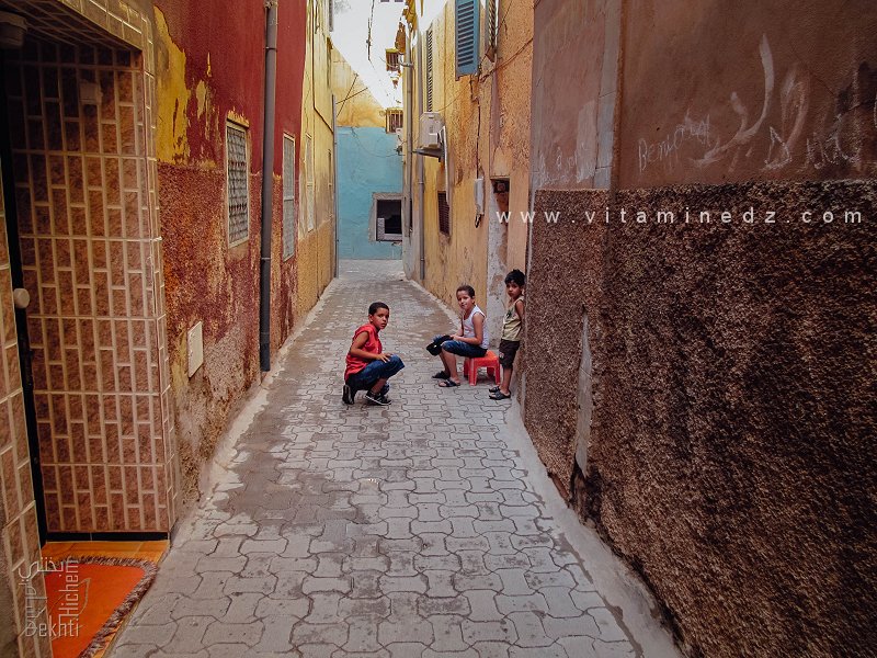 Enfants jouant dans une petite ruelle (Derb Beni Djemla, Médina de Tlemcen)