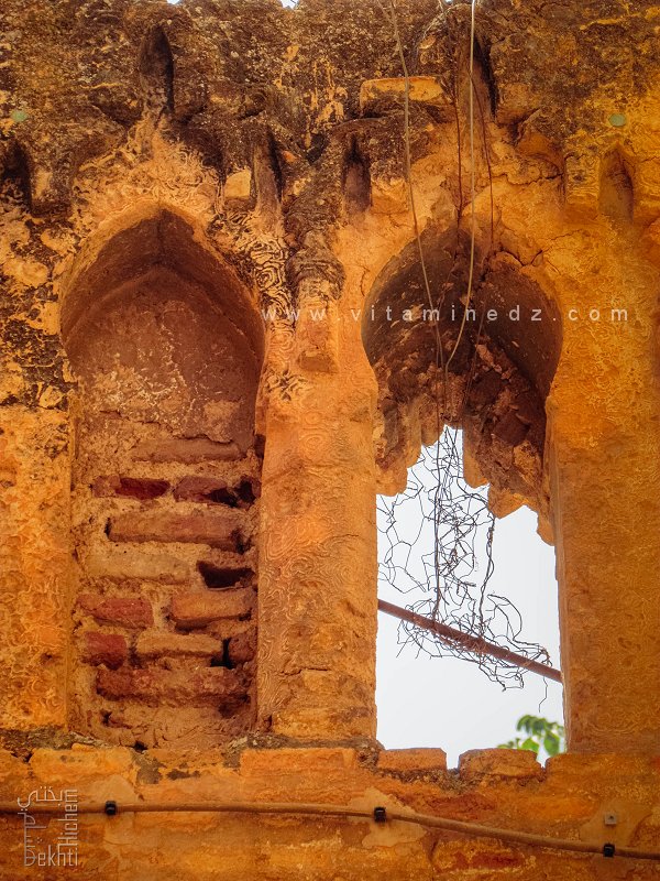 Deux anciennes fenêtres avec des sculptures raffinées (Derb Beni Djemla, Médina de Tlemcen)