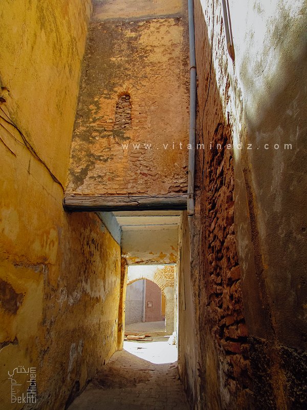 Ruelle étroite traversant une Skifa, maison construite au-dessus (Derb Beni Djemla, Médina de Tlemcen)