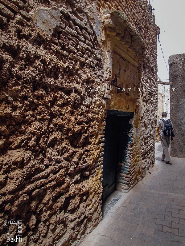 Très vieille maison arabe avec porte en bois et le Kbou en dessus comme ornement (Derb Sensla, Médina de Tlemcen)