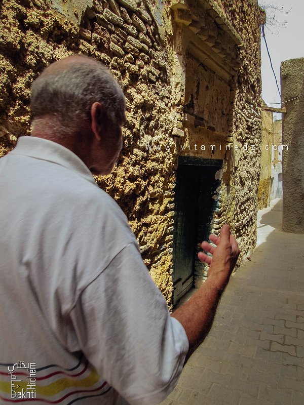 منزل عربي قديم جداً بباب خشبي وكبو كزخرفة أعلاه (درب السنسلة، مدينة تلمسان)
