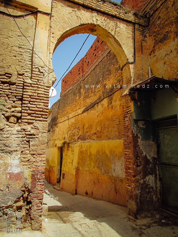 Entrée du Derb Sensla, grande arcade ornée d'une chaîne suspendue (Derb Sensla, Médina de Tlemcen)