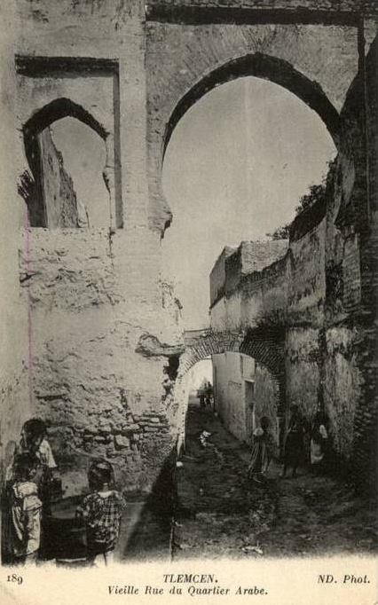 مدخل درب السنسلة، قوس كبير تتدلى منه سلسلة (درب السنسلة، مدينة تلمسان)