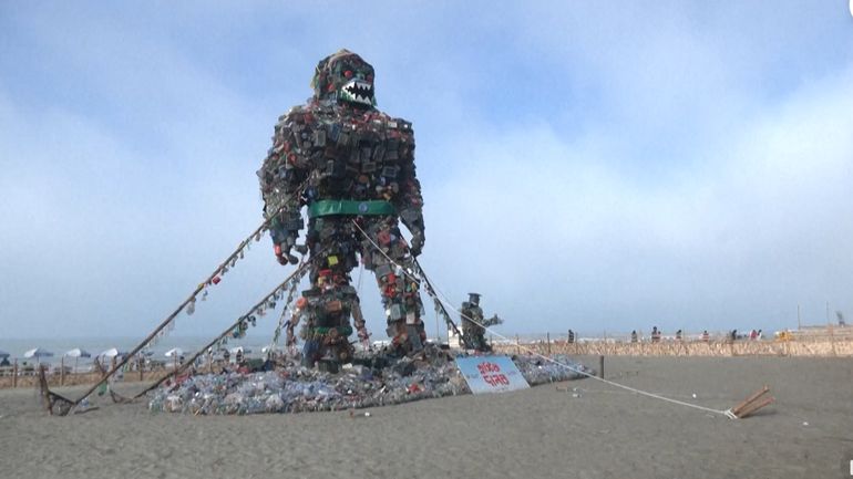Planète (Asie) - Bangladesh: un monstre géant construit avec des déchets plastiques pour sensibiliser face à la pollution