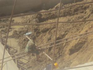 UN CHINOIS SUR UN CHANTIER ALGERIEN