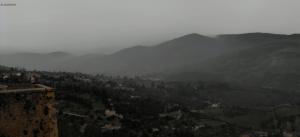 Le bonheur est à l'écart, fait de huis clos, de volets tirés, d'oubli des autres, de murailles infranchissables.