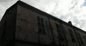 Il y a des gens qui n'ont que la façade... L'entrée sent le palais, et le logement la cabane.